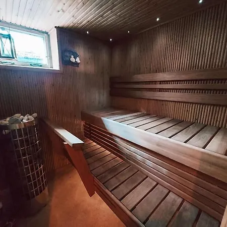 Omakotitalo Vehreaellae Alueella, Laehellae Keskustan Palveluja * 卡亚尼
