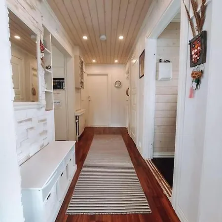 Apartment Omakotitalo Vehreaellae Alueella, Laehellae Keskustan Palveluja