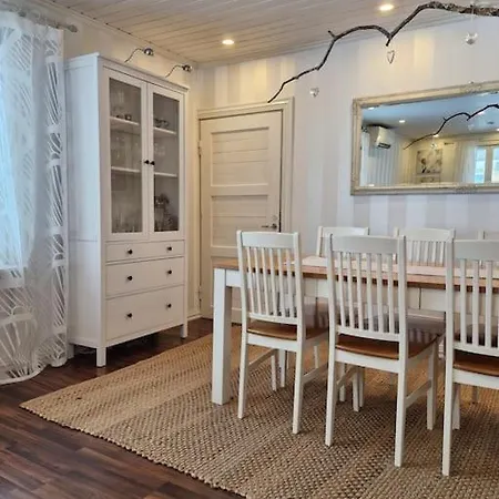 Omakotitalo Vehreaellae Alueella, Laehellae Keskustan Palveluja Apartment