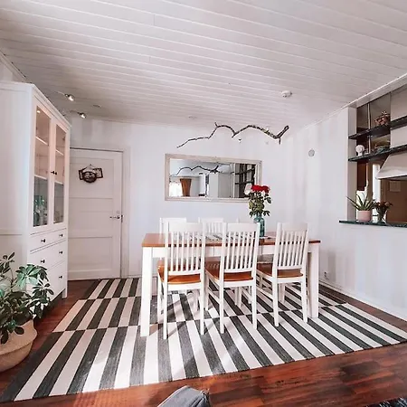 Apartment Omakotitalo Vehreaellae Alueella, Laehellae Keskustan Palveluja *